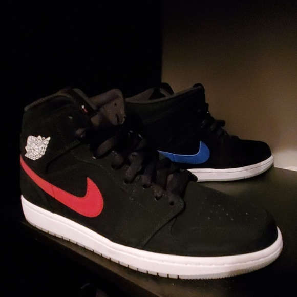 two different color jordan 1